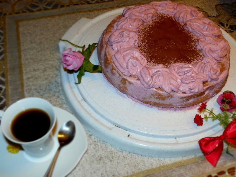 Różowy tort z musem karmelowym 