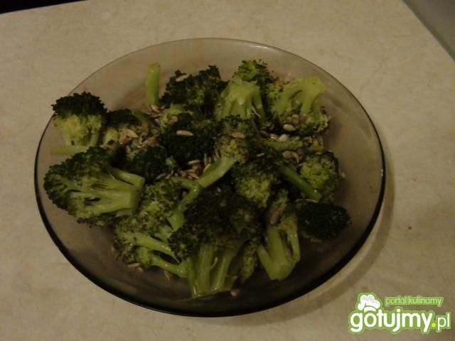 Różyczki brokułu ze słonecznikiem Różyczki brokułu ze słonecznikiem