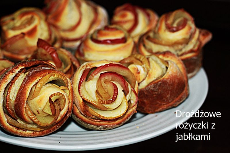 Różyczki drożdżowe z jabłkami