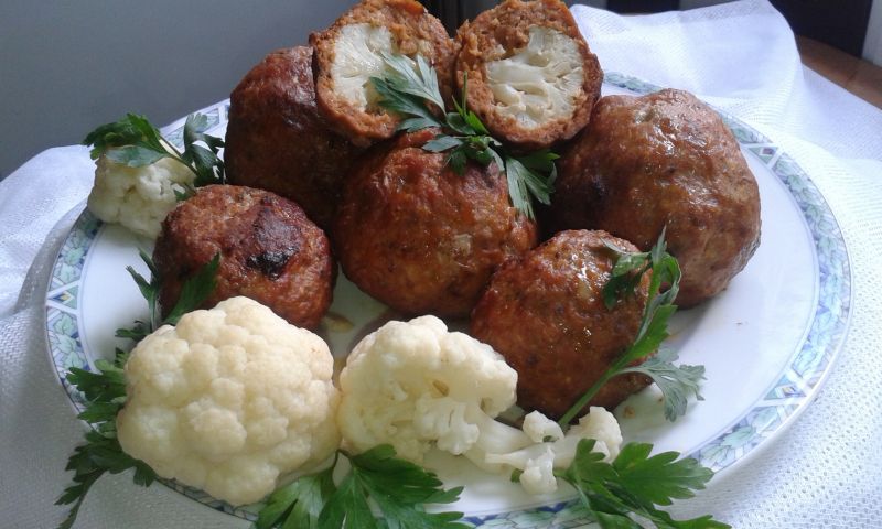Różyczki  kalafiorowe w mięsnym płaszczyku