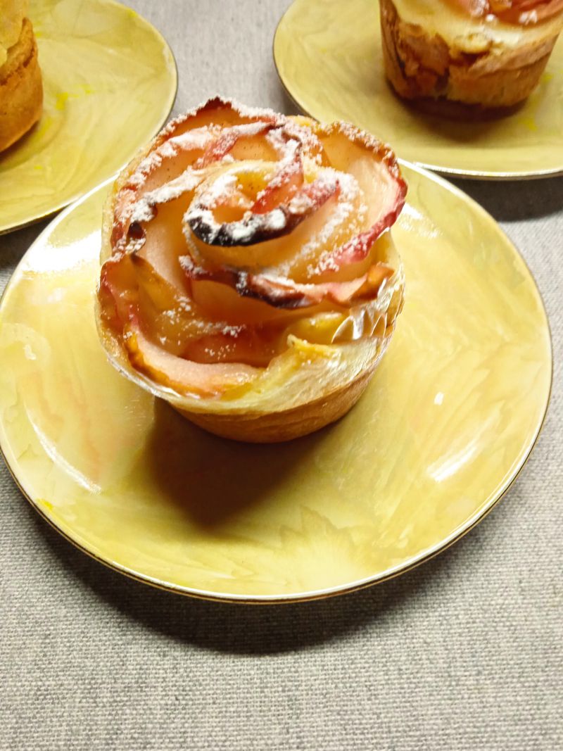 Różyczki z ciasta francuskiego Różyczki z ciasta francuskiego