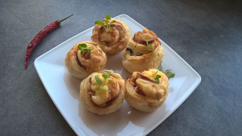 Różyczki z ciasta francuskiego z szynką, serem Różyczki z ciasta francuskiego z szynką, serem