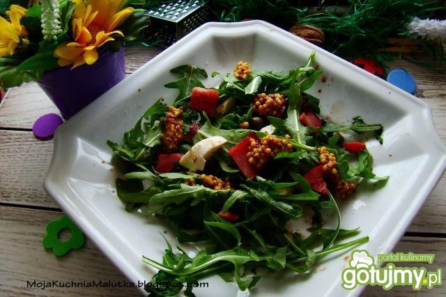 Rukola z mozzarellą i sosem francuskim