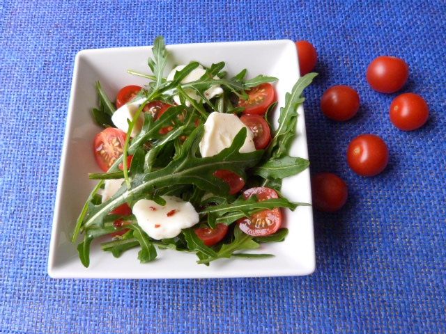 Rukola z pomidorkami i mozzarellą Rukola z pomidorkami i mozzarellą
