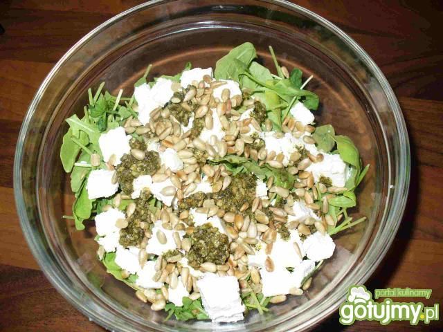 Rukola z prażonym słonecznikiem i fetą Rukola z prażonym słonecznikiem i fetą