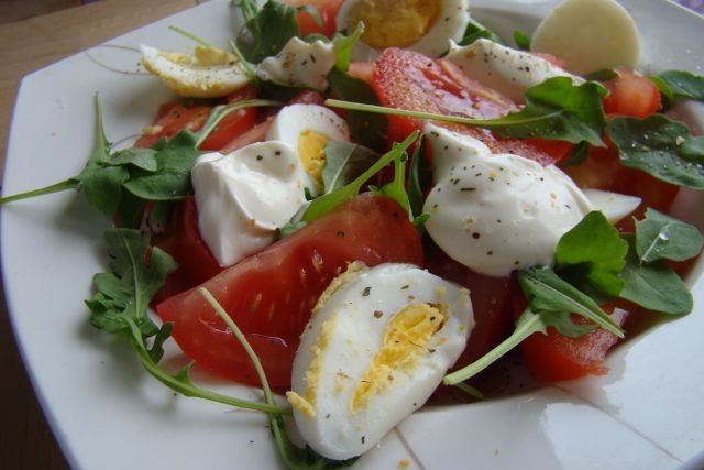 Rukola z sosem czosnkowym 