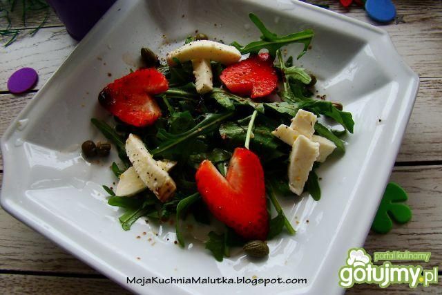 Rukola z truskawkami kaparami 