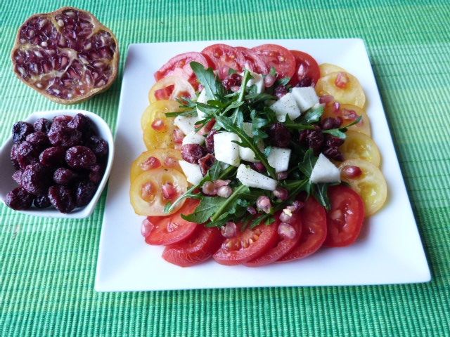 Rukola z żurawiną i owocami granatu
