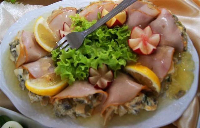 Ruloniki z sałatką w galarecie