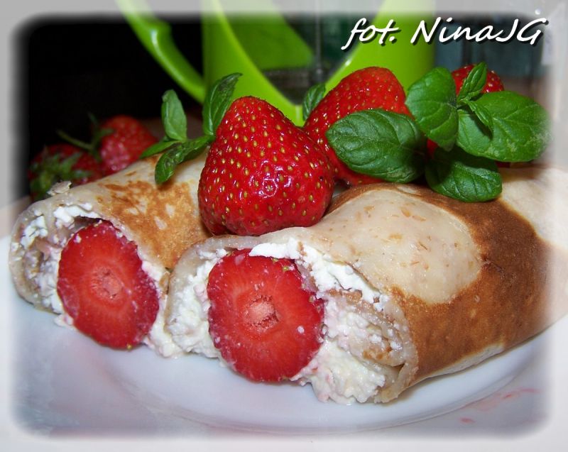 Rulony naleśnikowe z truskawkami