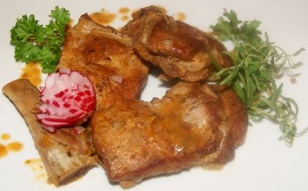 Rumiane żeberka w cebuli 