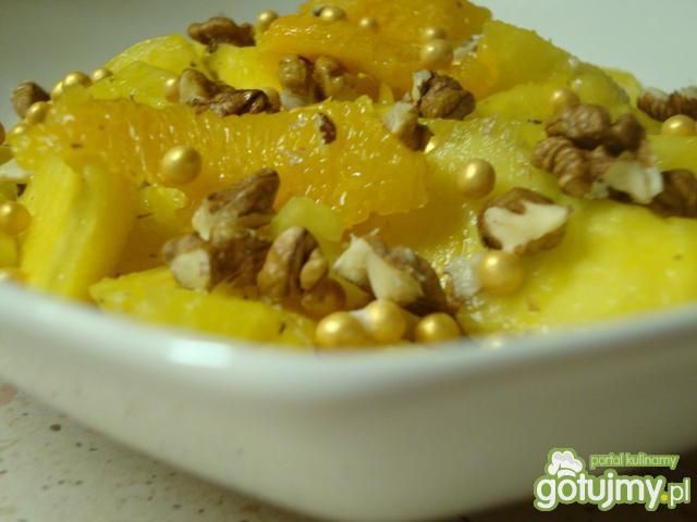 Rumowa sałatka orzechowa z ananasem