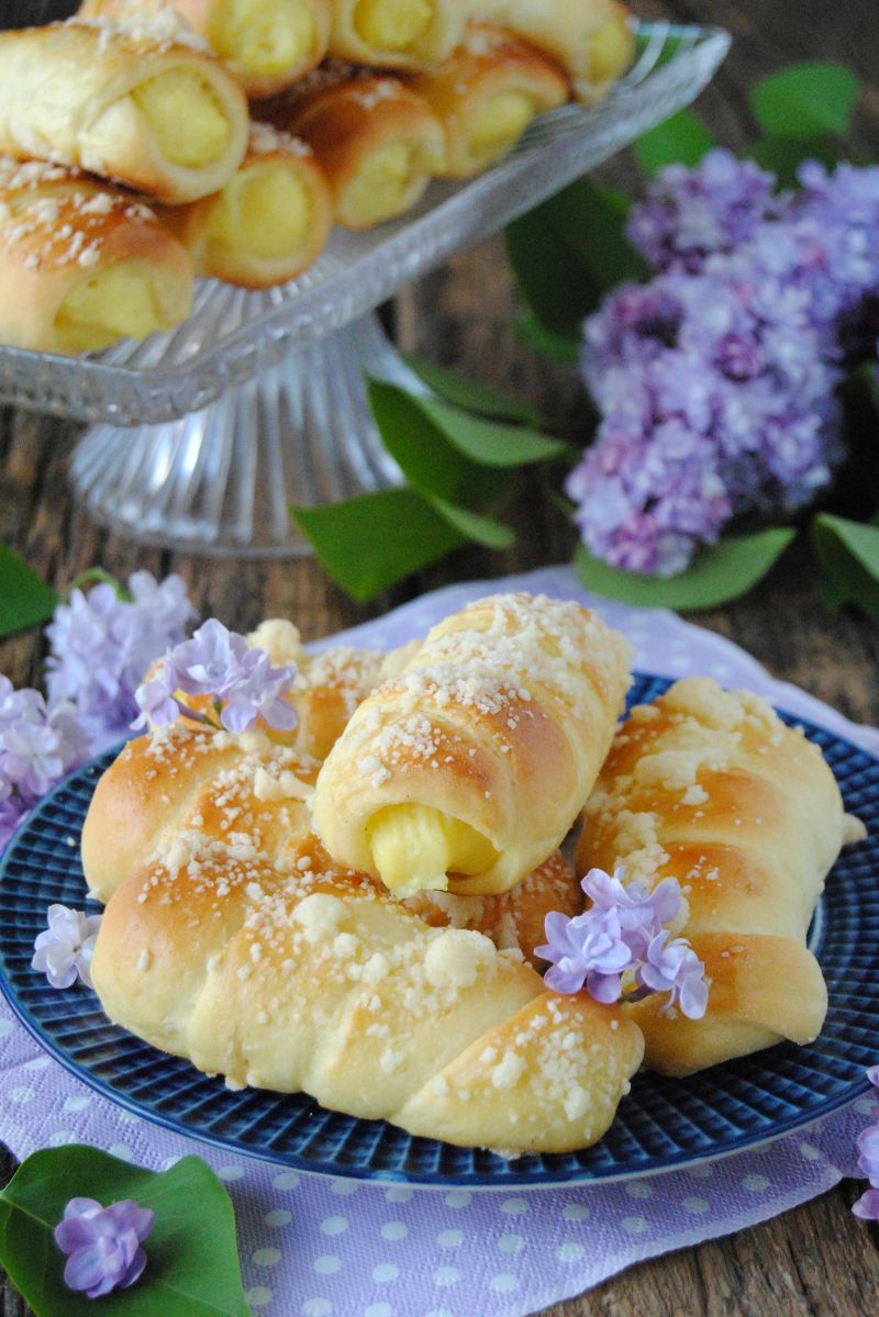 Rurki drożdżowe z budyniem