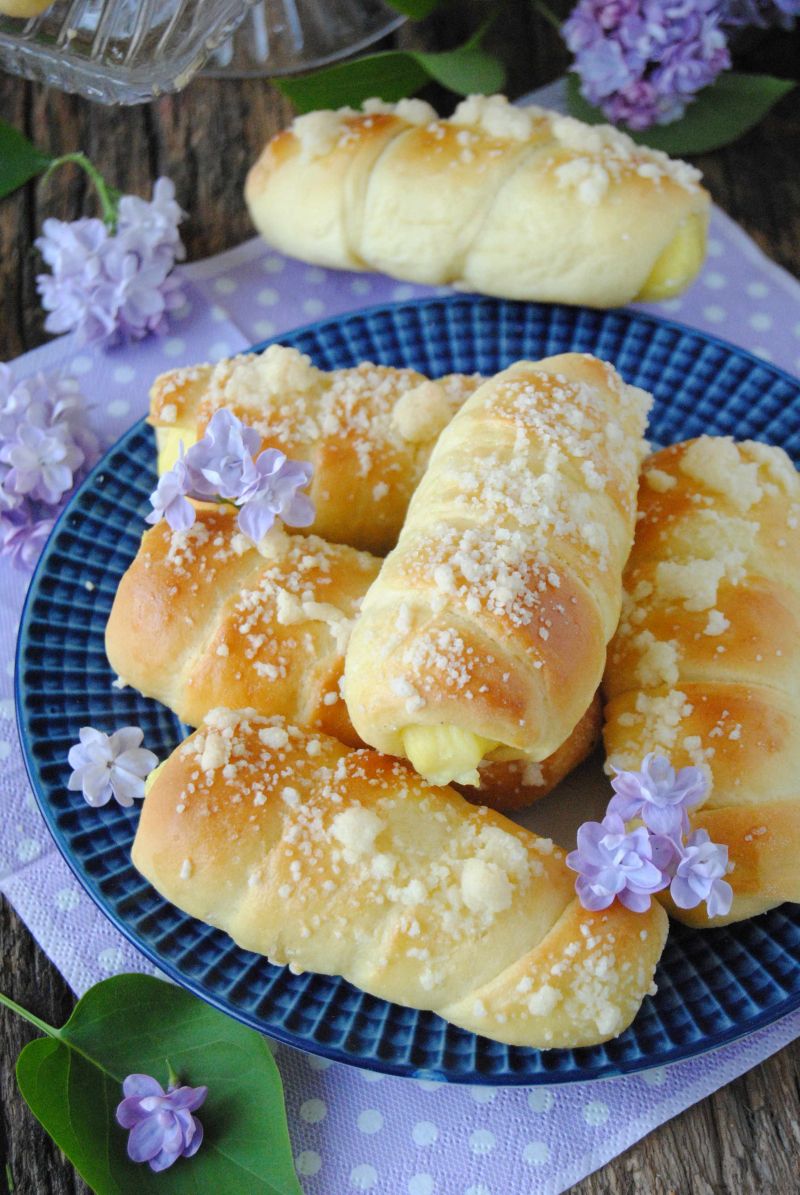 Rurki drożdżowe z budyniem