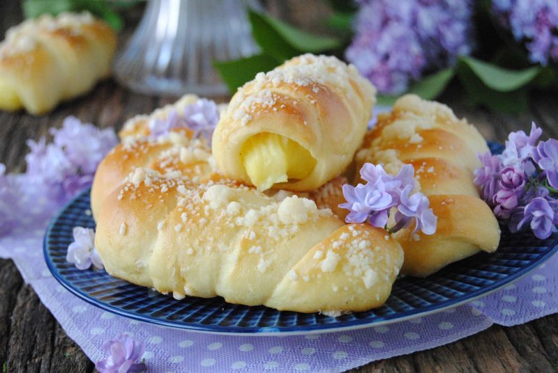 Rurki drożdżowe z budyniem