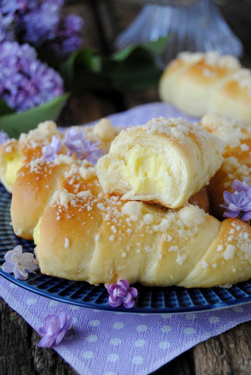 Rurki drożdżowe z budyniem