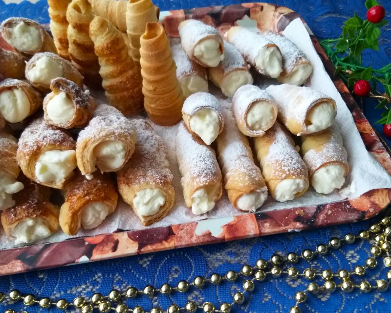 Rurki kruche i z ciasta francuskiego z kremem