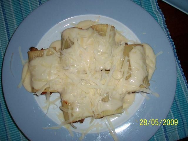 Rurki makaronu nadziewane.