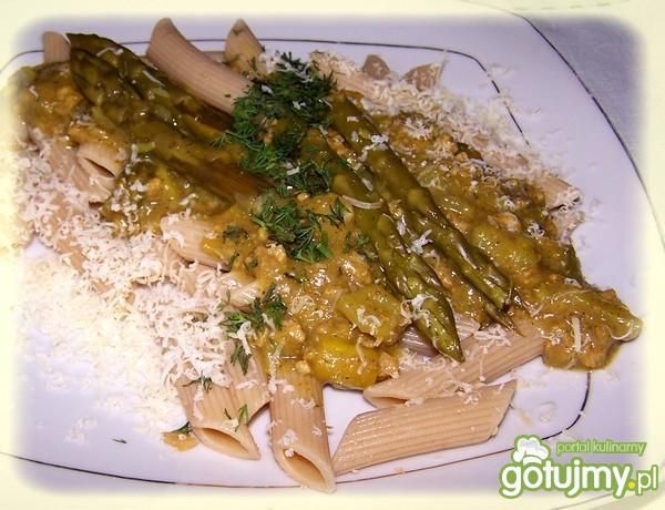 Rurki pełnoziarniste z sosem szparagowym