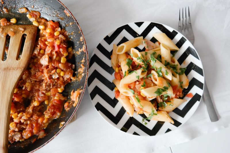 Rurki w sosie pomidorowym z tuńczykiem.