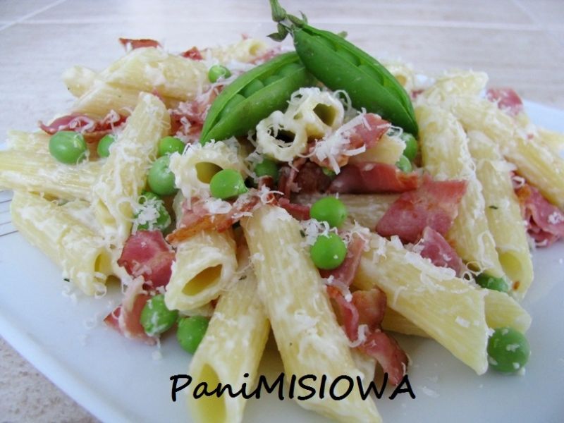 Rurki z boczkiem i groszkiem cukrowym