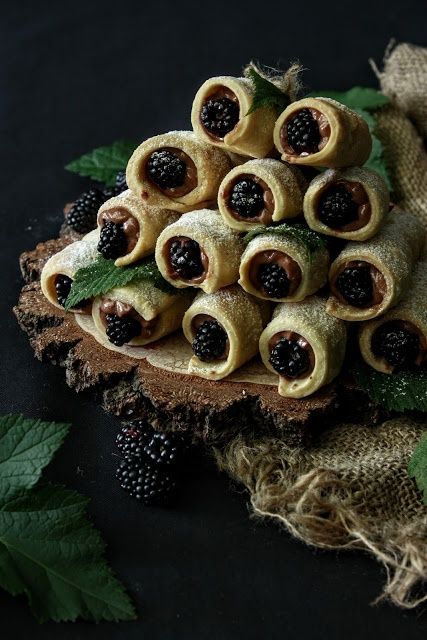 Rurki z jeżynami i kremem czekoladowym