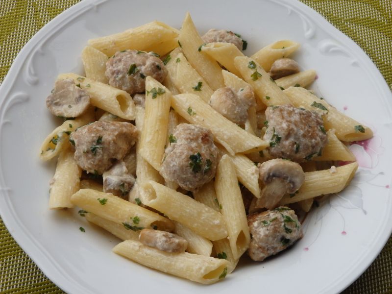 Rurki z klopsikami i pieczarkami