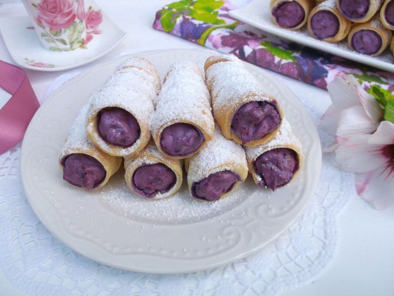 Rurki z kremem jagodowo - śmietankowym