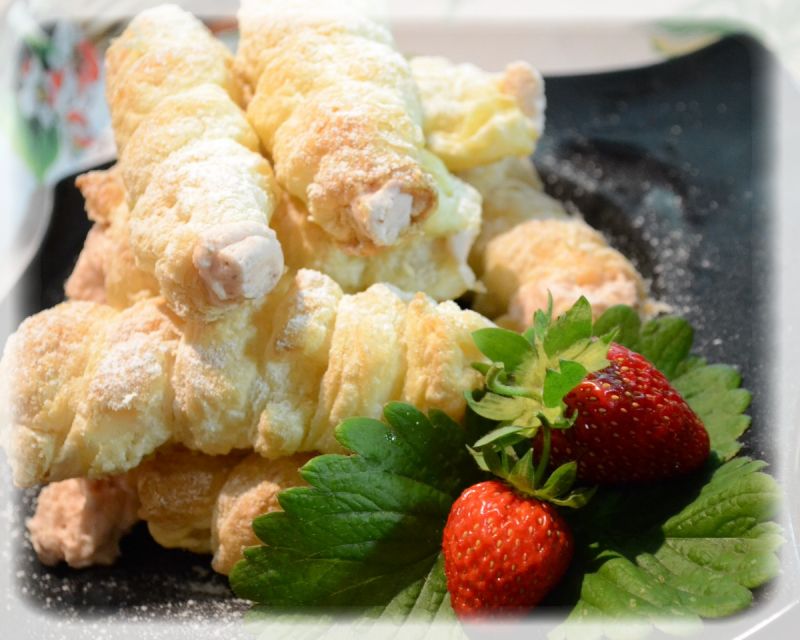 Rurki z kremem truskawkowym