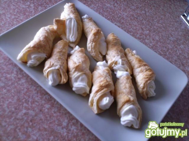 Rurki z kremem z ciasta francuskiego Rurki z kremem z ciasta francuskiego