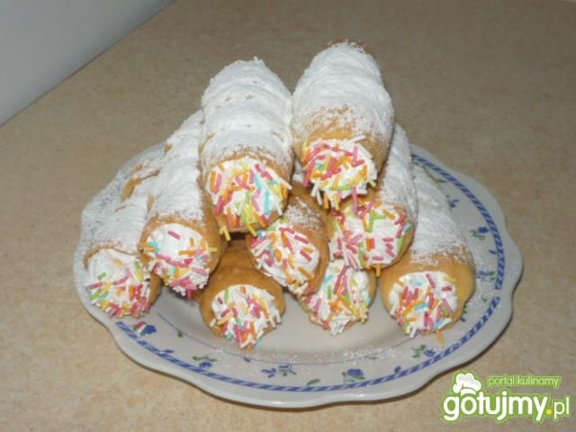 Rurki z masą i cukierkami