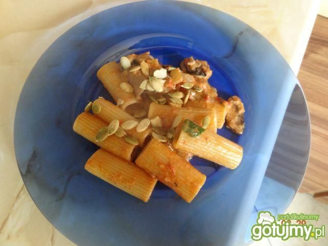 Rurki z sosem z cukinii i pieczarek