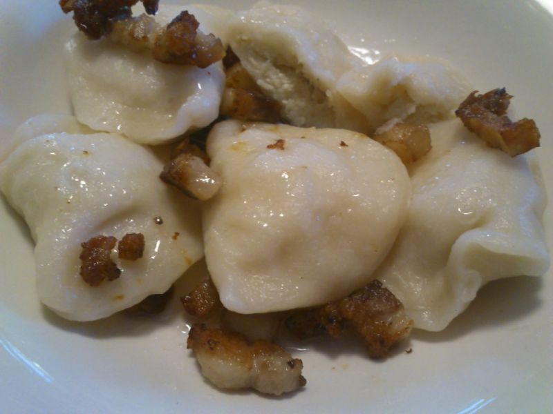 Ruskie pierogi z zasmażanym boczkiem.