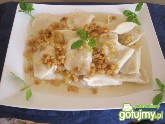 Ruskie pierogi ze skwarkami i cebulą