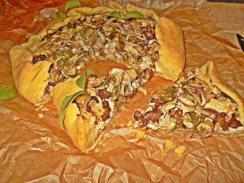 Rustykalna tarta z kurczakiem, kurkami i serem