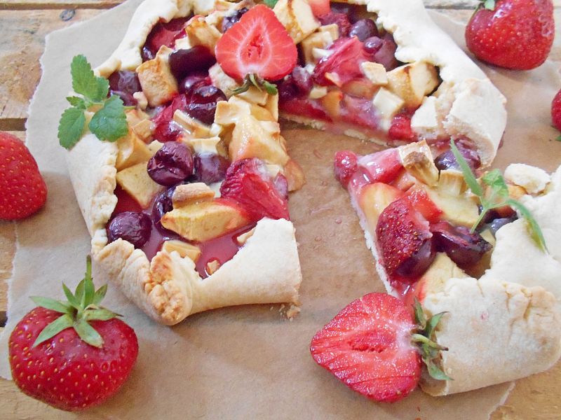 Rustykalna tarta z owocami i czekoladą