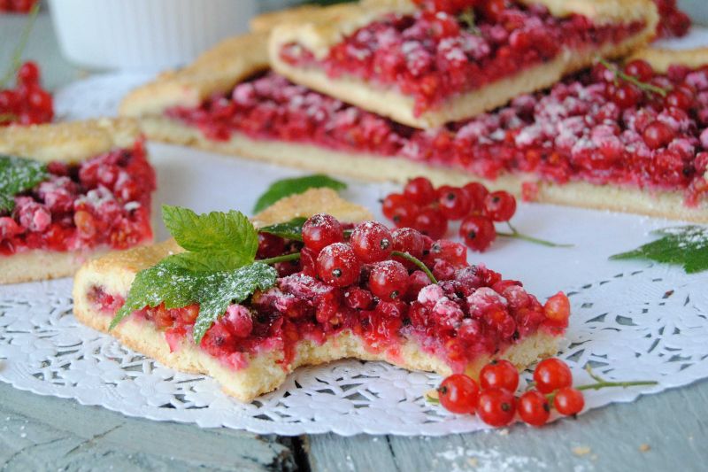 Rustykalna tarta z porzeczką i orzechami