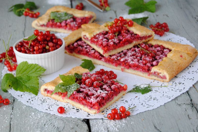 Rustykalna tarta z porzeczką i orzechami