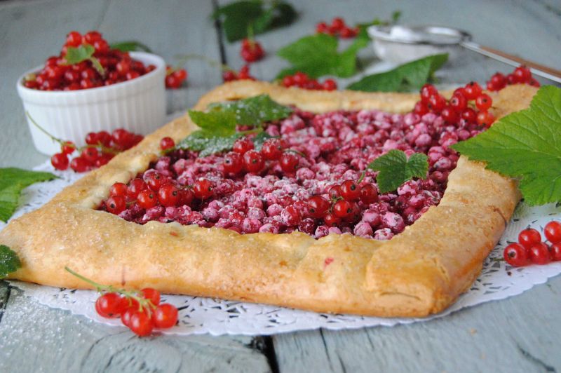 Rustykalna tarta z porzeczką i orzechami
