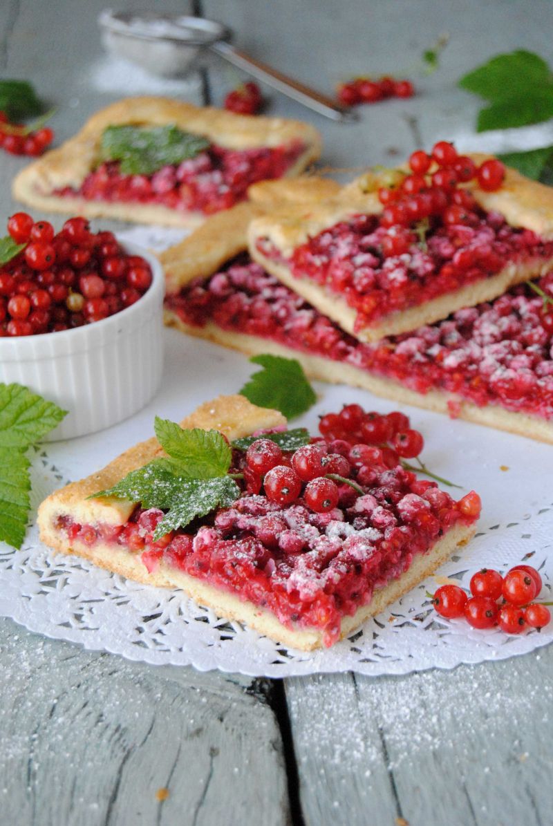 Rustykalna tarta z porzeczką i orzechami