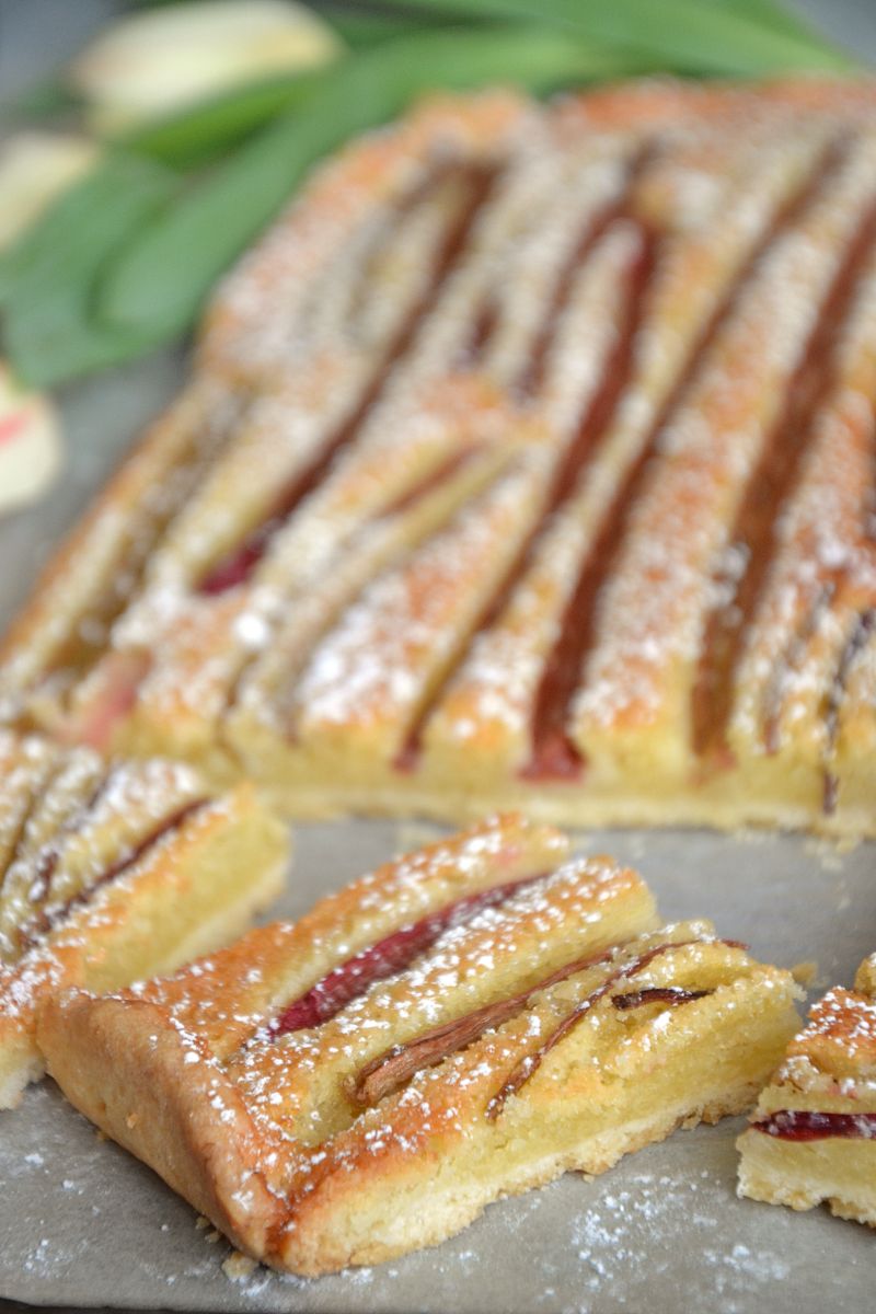 Rustykalna tarta z rabarbarem i migdałami Rustykalna tarta z rabarbarem i migdałami