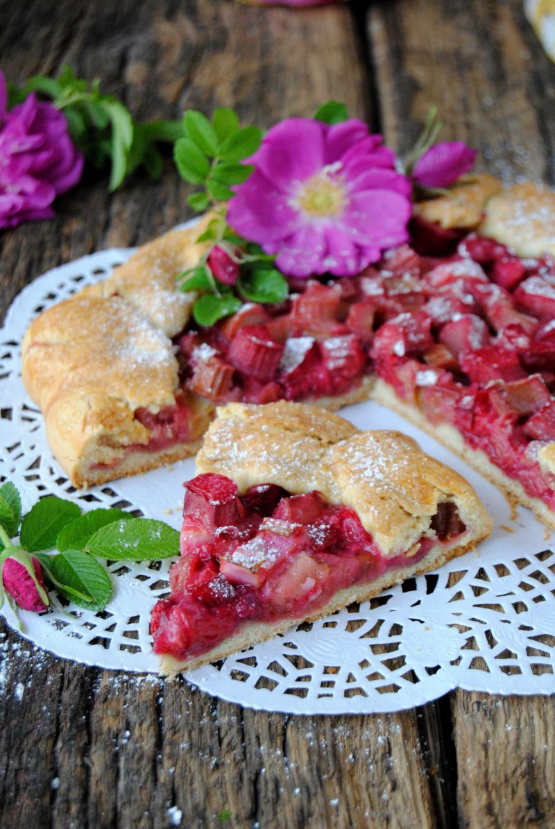 Rustykalna tarta z rabarbarem i różą Rustykalna tarta z rabarbarem i różą