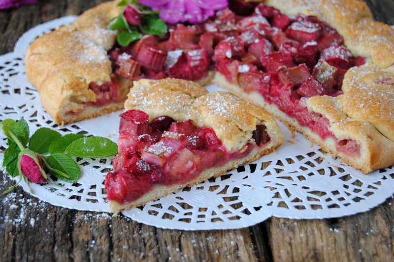 Rustykalna tarta z rabarbarem i różą Rustykalna tarta z rabarbarem i różą