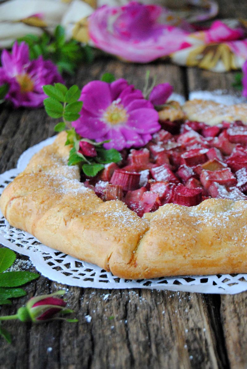 Rustykalna tarta z rabarbarem i różą Rustykalna tarta z rabarbarem i różą