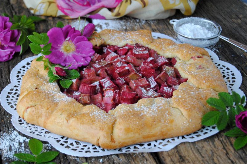 Rustykalna tarta z rabarbarem i różą Rustykalna tarta z rabarbarem i różą