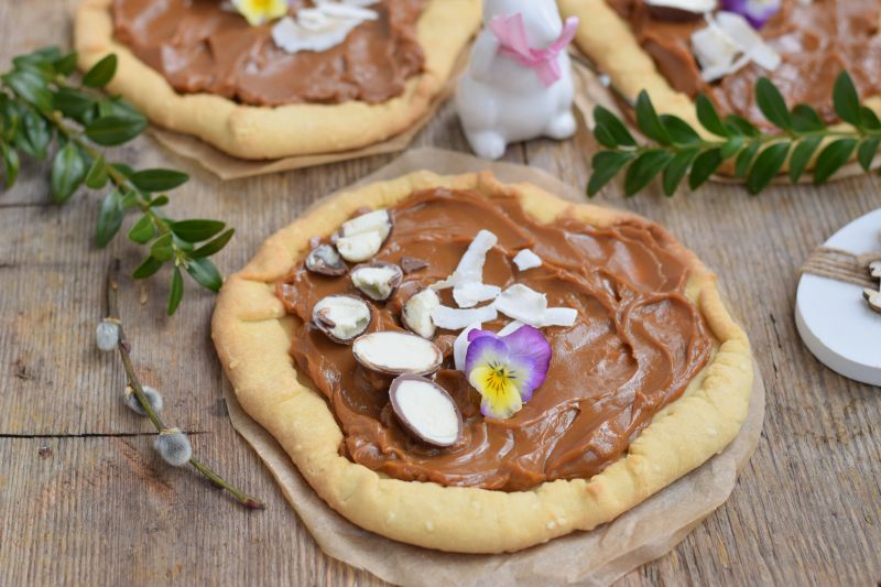 Rustykalne mazurki z sezamem, bratkami i masą Rustykalne mazurki z sezamem, bratkami i masą