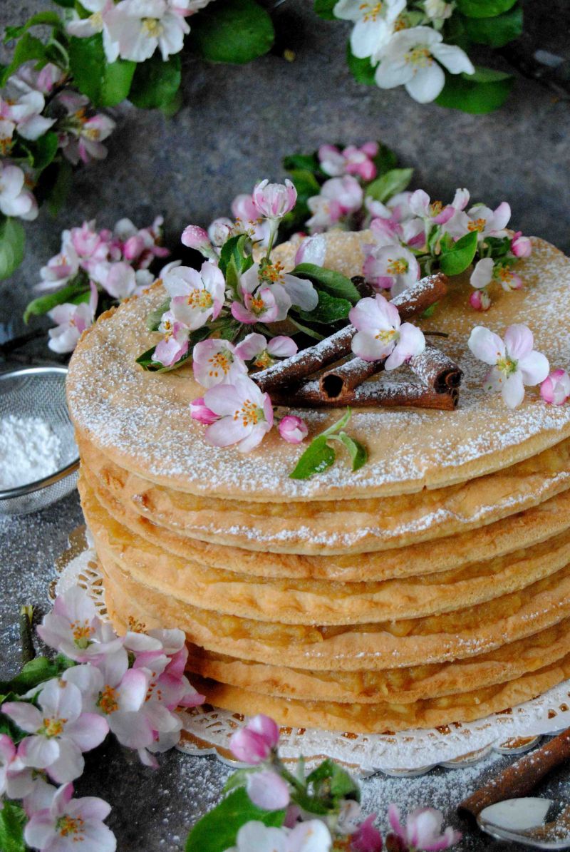 Rustykalny tort jabłkowy