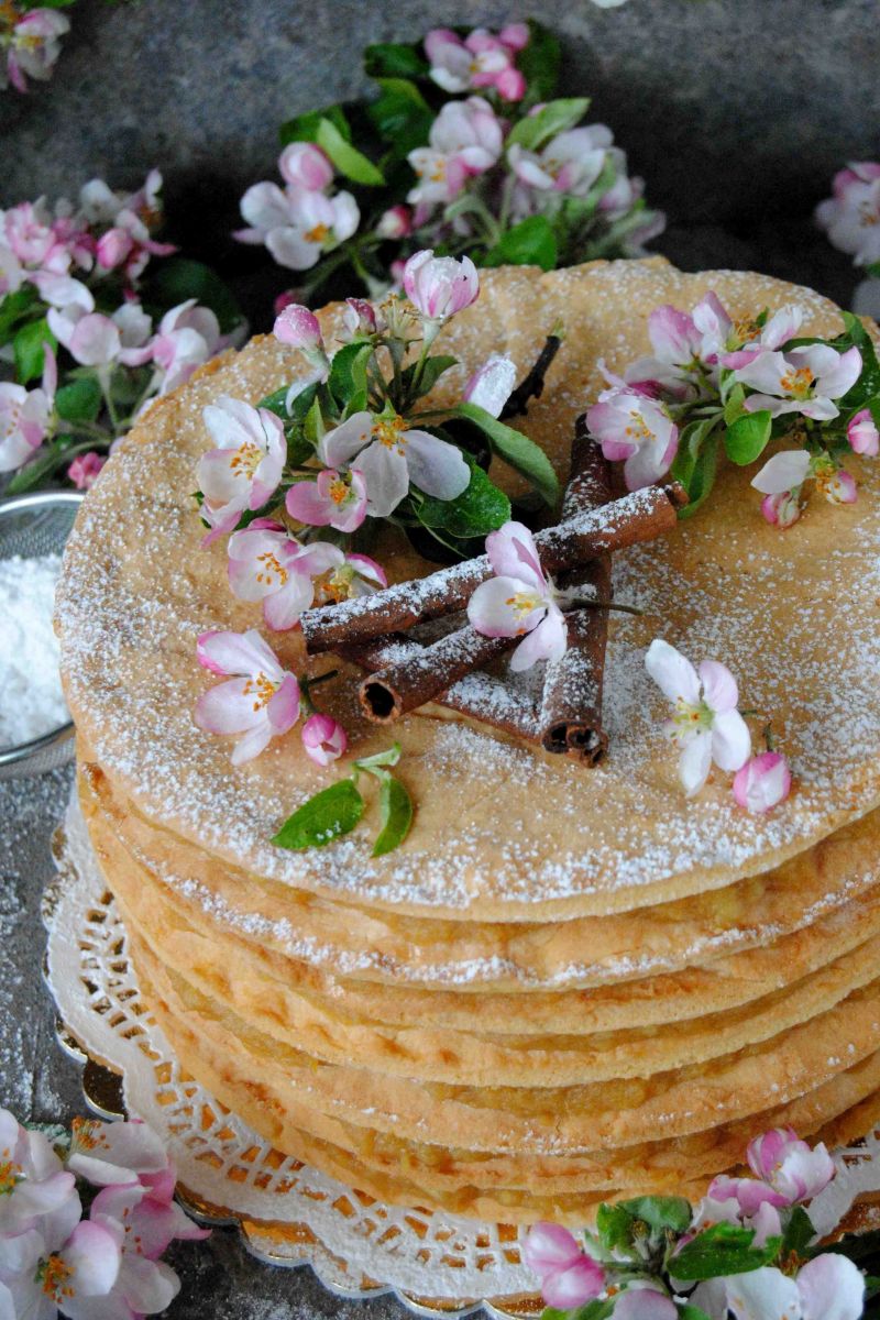 Rustykalny tort jabłkowy