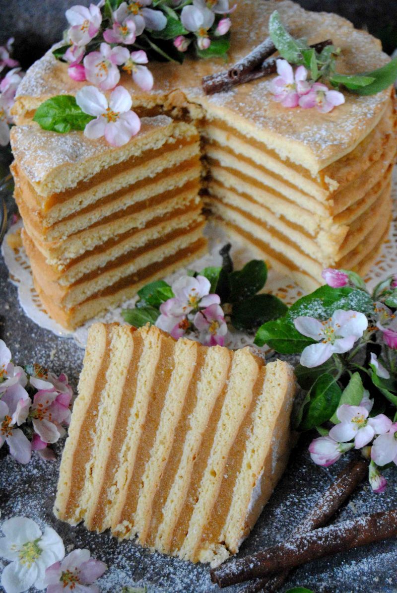 Rustykalny tort jabłkowy