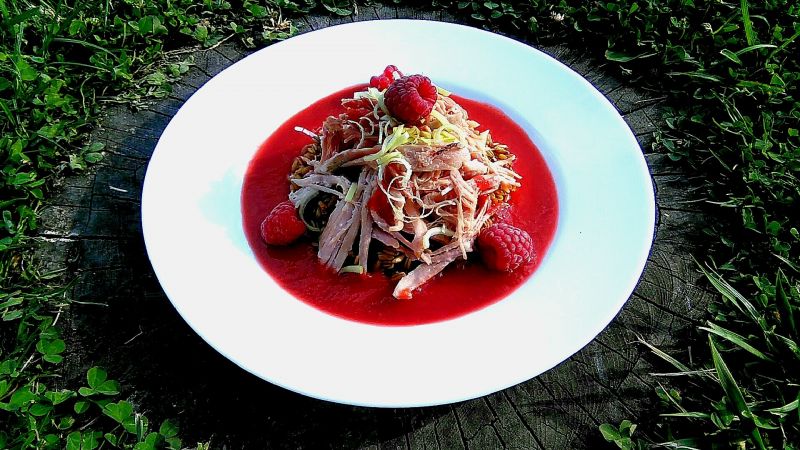 Rwana wędzona golonka z sosem malinowym